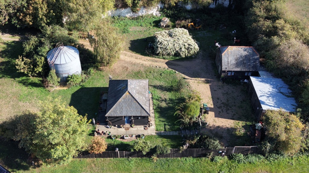 Lot: 103 - GRANARY AND OUTBUILDINGS ON APPROX 14 ACRES WITH FENCED PADDOCKS IN RURAL LOCATION - Granary and outbuildings